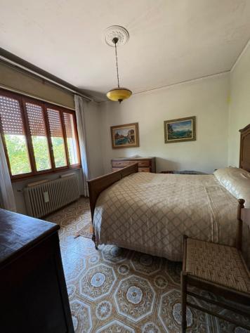 Vendesi Casa singola a Fossò circa a 500 m dal centro.
Al piano terra presenta un ingresso, un bagno, lavanderia/CT, garage, ripostiglio, cantina.
A - Foto 2