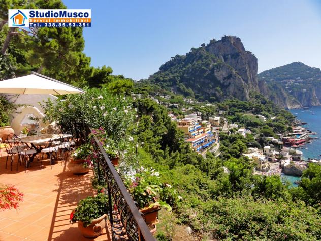 StudioMusco vende a Capri, su via Marina Piccola panoramicissimo appartamento indipendente. Con ampia terrazza panoramica, piccolo giardinetto, posto - Foto 6