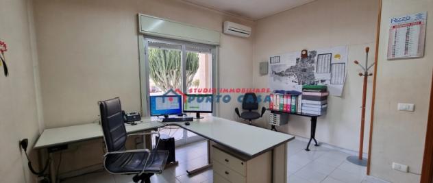 VIA VIRGILIO – Appartamento uso ufficio non arredato al P.T. rialzato, 130 mq ca. – 6 vani + acc. + p.auto. Buone condizioni. Euro 700 CL GI