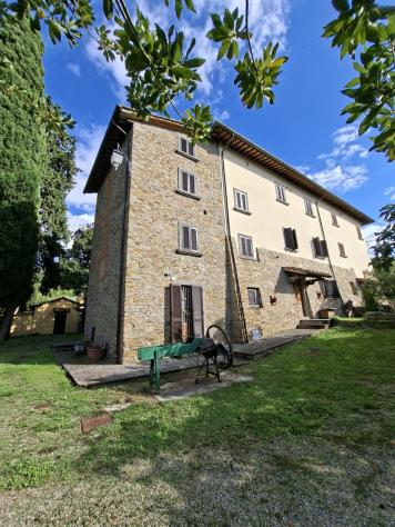 COLONICA di 14 vani e di 470 mq (AREZZO) rif. BU1