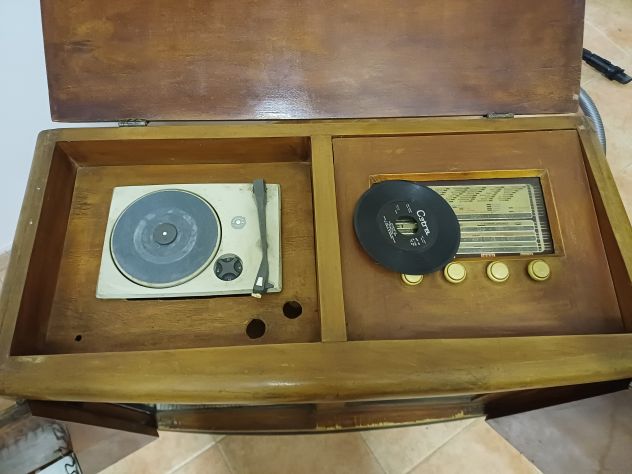 Vendo giradischi con dischi e libri storici