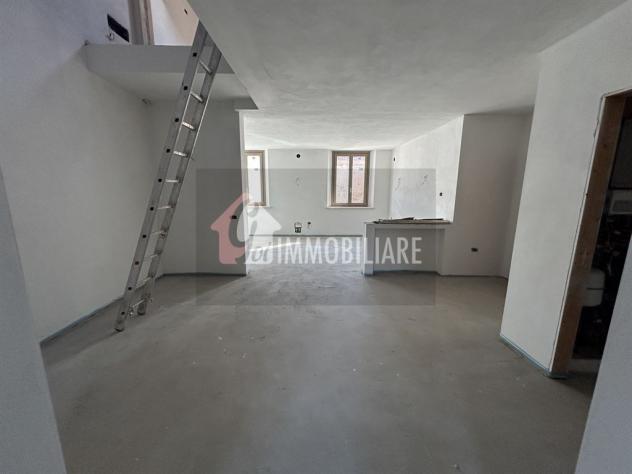 Elegante Quadrilocale Su Due Livelli con Travi a Vista e Posto Auto - Foto 15
