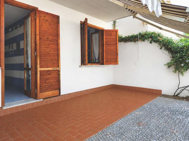 MARINA DI MASSA, vicinissimo al mare, vendesi appartamento bilocale ristrutturato e arredato con giardino e ingresso indipendente: soggiorno con angol - Foto 14