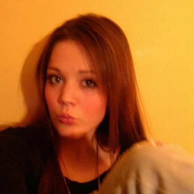 Donna di Chiaravalle, 23 anni.  Fisico Normale Tel: