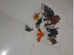 Otto dinosauri e due insetti di plastica rigida, in varie dimensioni differenti.