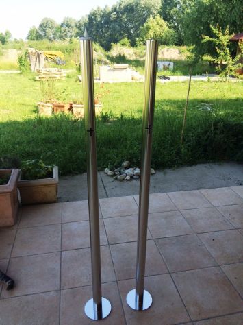 Due candelabri in acciaio a terreno