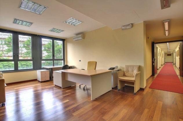 Immobile di 448 m² con più di 5 locali in vendita a Milano