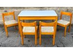Tavolo con angoli in legno e Sedie legno corda