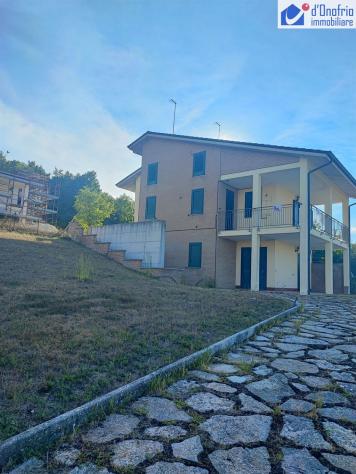 CAMPOBASSO ALLA CONTRADA SAN VITO INTERO FABBRICATO CON TERRENO CIRCOSTANTE - Foto 2