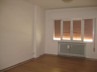 Offro in affitto appartamento non ammobiliato con garage.