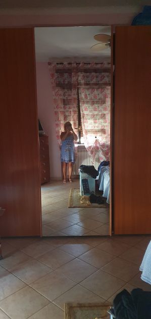 camera da letto con materassi e mobile - Foto 2