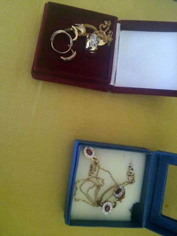 parure: anelli, orecchini, collane, orologi, alta bigiotteria nuova - Foto 4