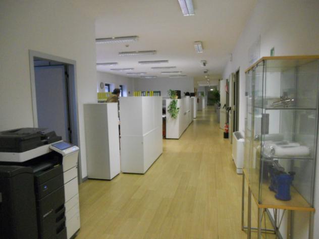 Immobile di 950 m² con più di 5 locali in affitto a Rho