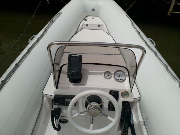 Gommone Predator 5,70 anno 2014 con motore 4t Suzuki 40 Ari - Foto 3