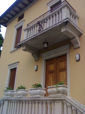 VENDESI IMPORTANTE E PREGEVOLE VILLA - Foto 3
