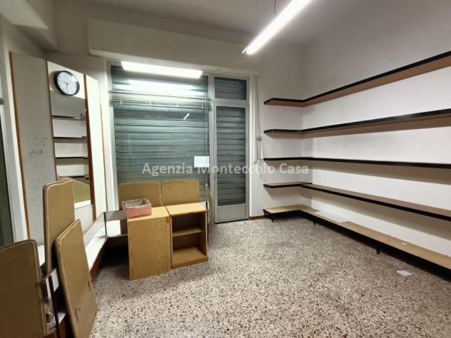 NEGOZIO CON 3 VETRINE NEL CENTRO DEL PAESE - Foto 4