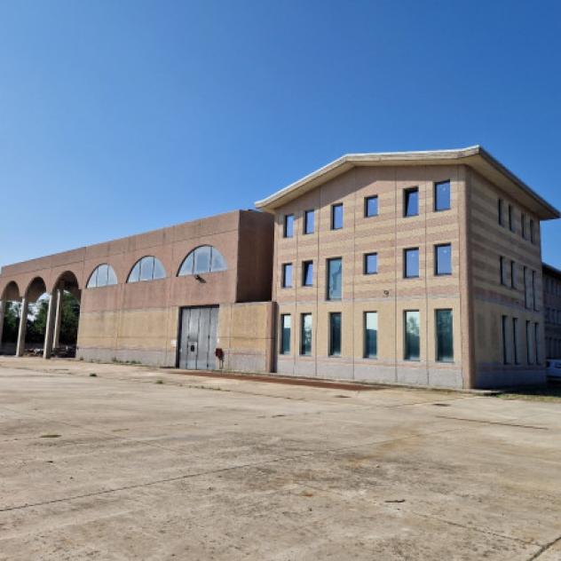 Immobile di 4000 m² con 1 locale in vendita a Rho