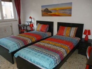DUE-POSTI-LETTO-IN-STANZA-DOPPIA,ARREDATA,CLIMATIZZATA,VIC:STAZ/POLICL/METRO