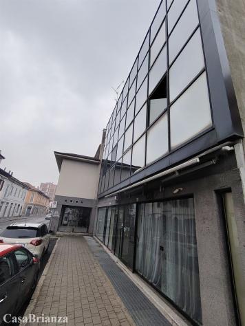 Lissone, bilocale parzialmente arredato, posto auto interno. - Foto 2