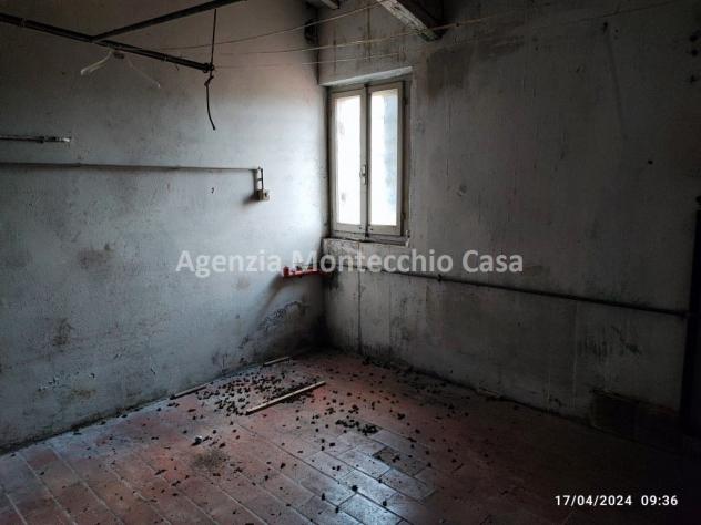 TIPICA CASA COLONICA MARCHIGIANA DI AMPIE DIMENSIONI CON LOCALI USO DEPOSITO E CORTE ESCLUSIVA CIRCOSTANTE - Foto 11