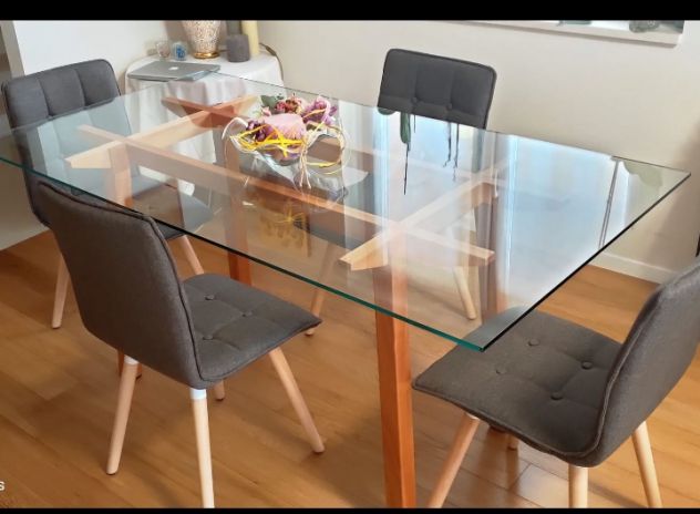 TAVOLO IN LEGNO E CRISTALLO CON 4 SEDIE