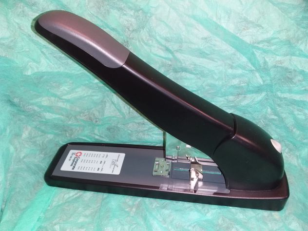 Pinzatrice gigante Corporate Express per punti metallici da 8mm a 24mm
