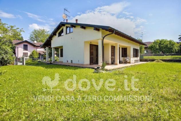 Villa di 250 m² con più di 5 locali e box auto doppio in vendita a Brebbia