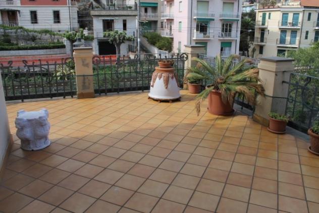 Alassio, Piazza Stalla, Bilocale piano secondo con ascensore, ampio terrazzo, doppio garage, posto auto e cantina - Foto 2