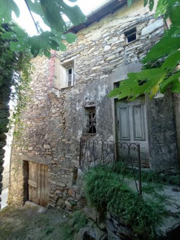 VENDESI A CONIO, FRAZIONE DI BORGOMARO CASA SU TRE PIANI IN PAESE, DA RISTRUTTURARE - Foto 2