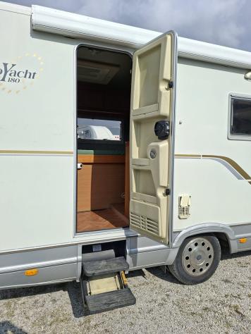 MOTORHOME MOBILVETTA IVECO DINETTE LETTO FRANCESE BASCULANTE GANCIO TRAINO CLIMATIZZATORE GEMELLATO POSTERIORE FOTOVOLTAICO CAMPEGGIO CAMPER USATI G - Foto 6