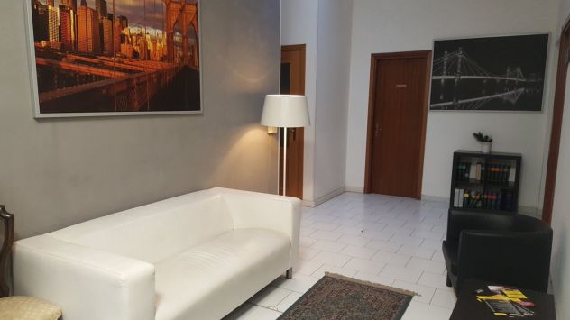 Studio attrezzato elegante incluso posto auto - Foto 4