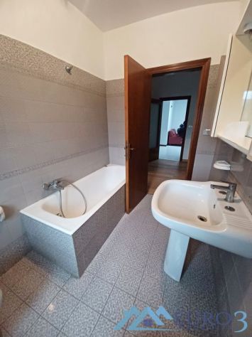 APPIGNANO DEL TRONTO-APPARTAMENTO AMPIA METRATURA CON BALCONE E FONDACO - Foto 9