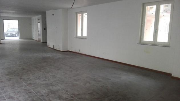 Oltre 3 vetrine in affitto a Saronno - Foto 11