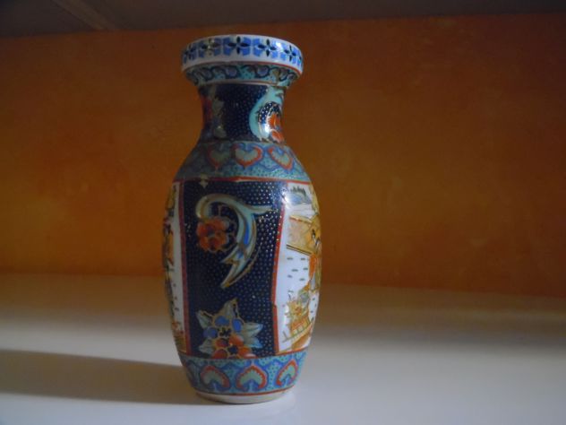 UN VASO IN CERAMICA MEDIO(ALTO 15 CM)ORIENTALE DIPINTO A MANO CON DONNE E PAESAG - Foto 6