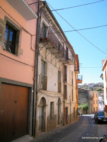 Nel centro storico di Santu Lussurgiu, antico borgo della Sardegna centro-occidentale, vi proponiamo una particolare casa storica ristrutturata in par - Foto 2