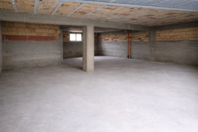 Occasione a Camerano: garage 85 mq fuori terra + ufficio