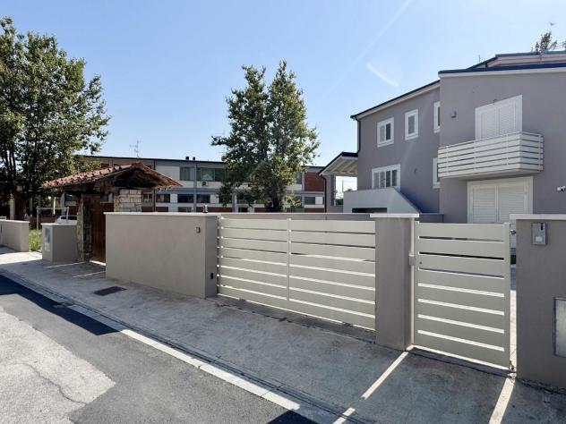 Villetta a schiera angolare in vendita a Cascina 200 mq Rif: 1341010