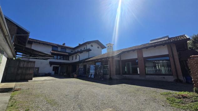 Bifamiliare in Vendita in zona BASTIA con giardino