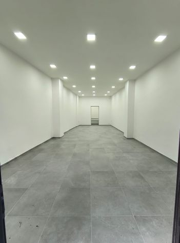 LOCALE COMMERCIALE IN PUNTO DI GRANDE AFFLUENZA - Foto 4