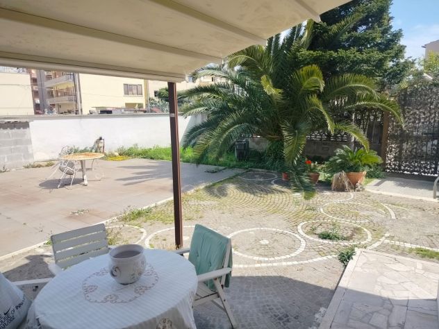 Guidonia. Appartamento entrata indipendente con giardino angolare