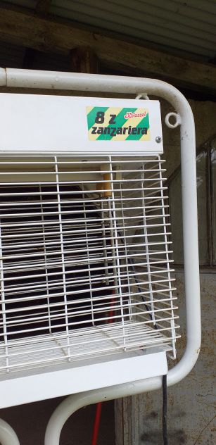 Zanzariera elettrica con piedistallo