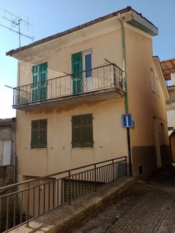 VENDESI A POGGIALTO, FRAZIONE DI AURIGO CASA AUTONOMA IN CENTRO PAESE CON GARAGE - Foto 2