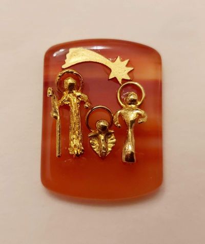 Presepe in agata corniola naturale con striature e personaggi in metallo dorato