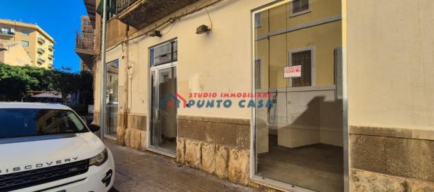 PRESSI PORTO – Locale commerciale di 65 mq ca. - 3 vani + w.c. - 3 aperture su strada. Ristrutturato, ottima posizione. Euro 850 CL F - Foto 3
