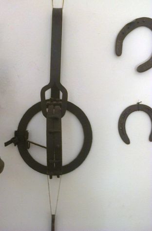Set antichi attrezzi arte contadina .Un solo ferro di cavallo . - Foto 2