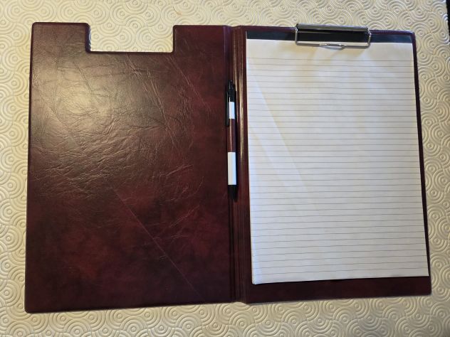 Porta Block Notes chiuso, in vera pelle marron scuro con fermaglio in acciaio. - Foto 3