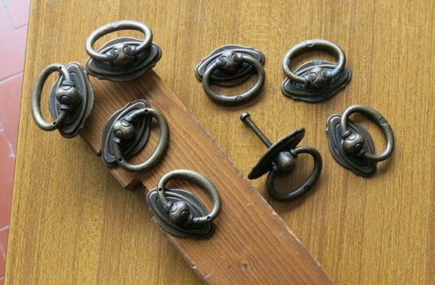 8 ANTICHE VECCHIE MANIGLIE IN OTTONE AD ANELLO PER MOBILI VARI CON VITI IN OTTON - Foto 4