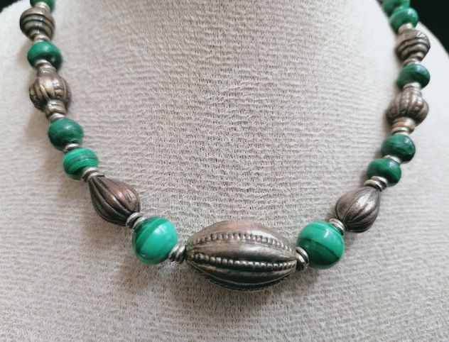 ANTICA RAFFINATA COLLANA ETNICA IN MALACHITE ED ELEMENTI DECORATIVI IN ARGENTO. - Foto 2