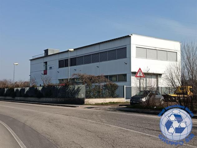 CAPANNONE INDIPENDENTE CON AREA ESTERNA
