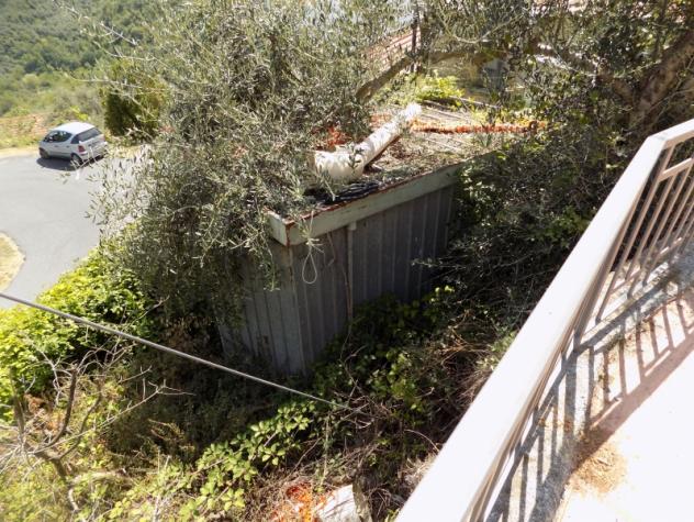 VENDESRI RUSTICO DA RISTRUTTURARE IN PAESE CON GIARDINO - Foto 9